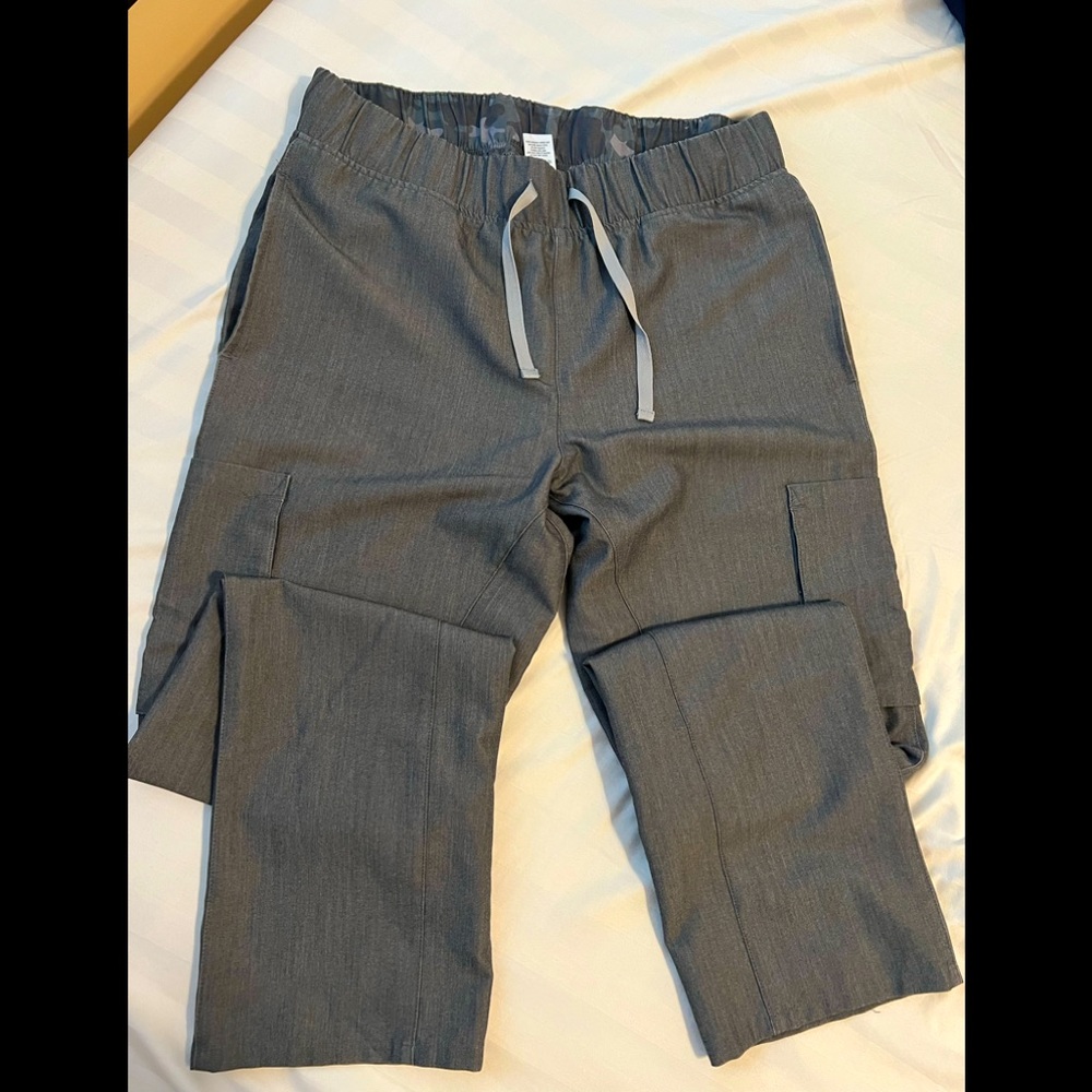 Fig’s Mens straight leg cargo pants